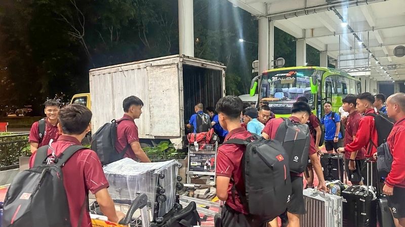 Cảnh tượng U19 Việt Nam bị 'vây kín' tại sân bay Indonesia